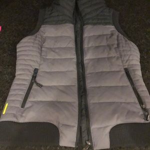 Lolë NWOT Brooklyn vest in black size S